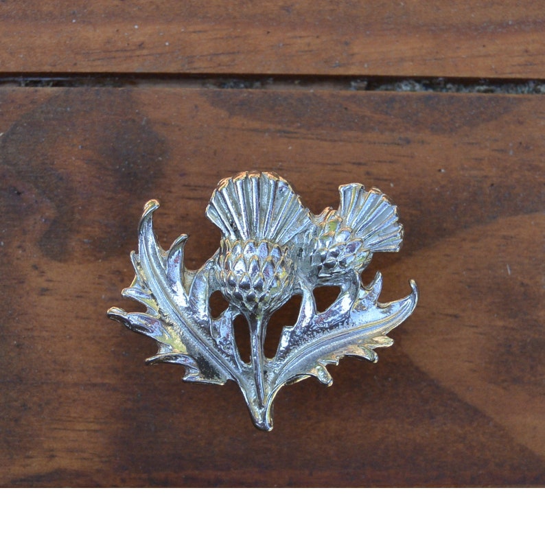 Distel Schubladenknopf, Distelgriff, schottischer Möbelknopf, handgefertigt aus Zinn, von Les Etains de Jumilhac Bild 1