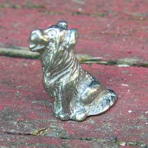 Deutscher Schäferhund Figur, Miniatur Schäferhund, Glückshund, handgefertigte Dose. Hergestellt in Frankreich, von Les Étains de Jumilhac