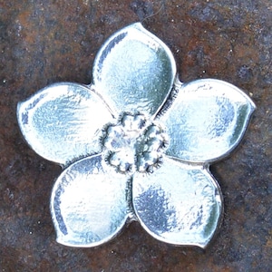 Broche Ne M'Oublies Pas, Broche Myosotis, Faite Main par William Sturt chez les Étains de Jumilhac, Cadeau Noces de Dix Ans