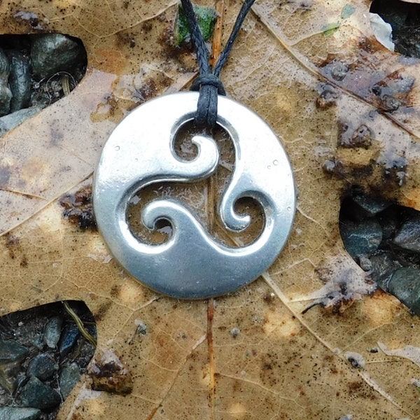 Pendentif triskèle celtique - Symbole spirituel en étain, Les Etains de Jumilhac