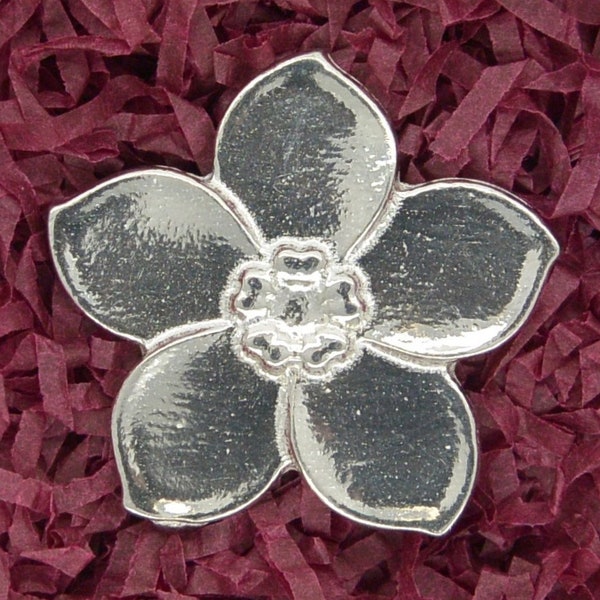 Broche Ne M’Oublies Pas, Broche Fleur, Faite Main en Étain par William Sturt des Étains de Jumilhac