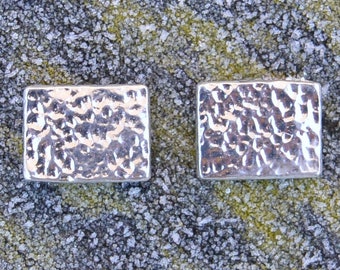 Boutons de Manchette en Étain Martelé, Forme Rectangulaire, Faits Main en France par William Sturt chez les Étains de Jumilhac