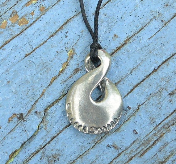Pendentif Maori En Étain - Boucle Infinie Avec Koru - Fait Main En France Par Les Étains De Jumilhac - Cadeau Unique