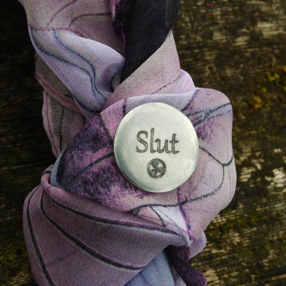 Pendentif BDSM ‘Slut’ En étain - Fabrication Artisanale Française - Bijou Alternative Lifestyle - Cadeau Insolite Et Garanti à Vie