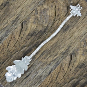 Cucchiaio da miele di api e foglie di quercia, fatto a mano, in peltro, di William Sturt, da Les Etains de Jumilhac