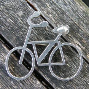 Fietsbroche, handgemaakte fietssieraden, ambachtelijke sieraden in kwaliteit tin, van Étains de Jumilhac