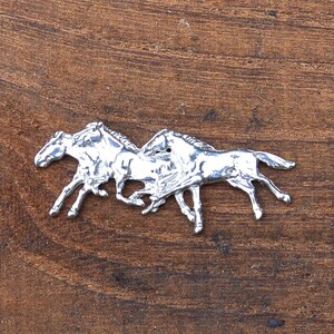 Broche Trois Chevaux au Galop, Fait Main par William Sturt chez les Étains de Jumilhac, Cadeau Noces de Dix Ans