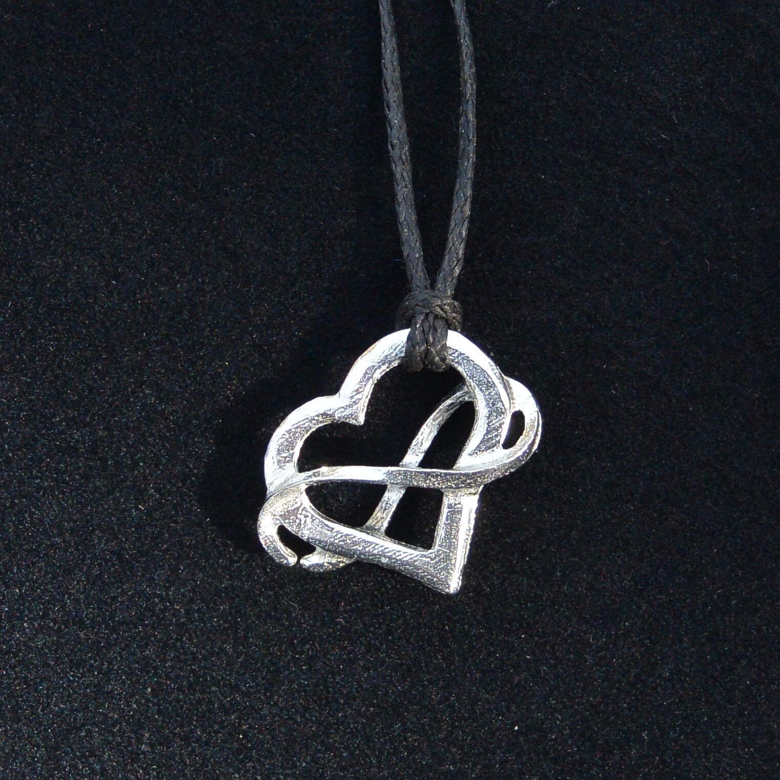 White Cloud New Zealand Pendentif Boucle D'Infini Kiri : Fait à La Main En étain. Par William Sturt Des Étains De Jumilhac