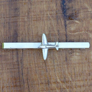 Trotz Feuer Plave Krawattenklammer, Spit Fire Geschenke, Handguss aus Deutschem Zinn von William Sturt