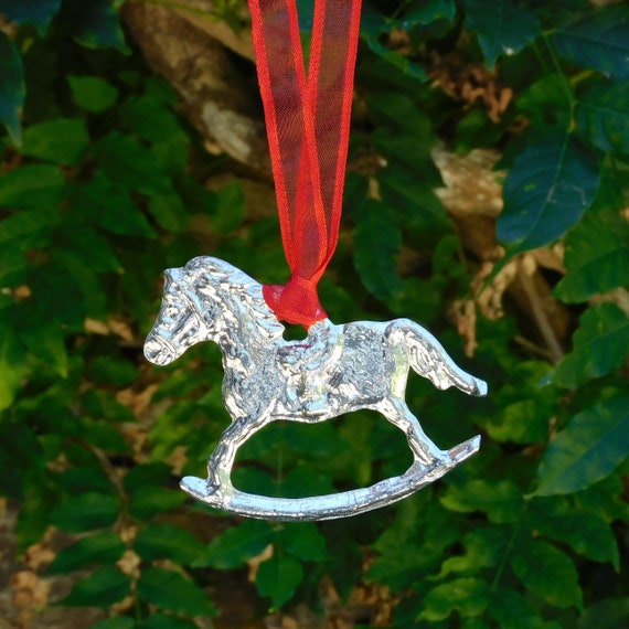 Petit Cheval à Bascule De Noël En Résine - Déco Festive Rouge - Statue Animalière Pour étagère Ou Cheminée