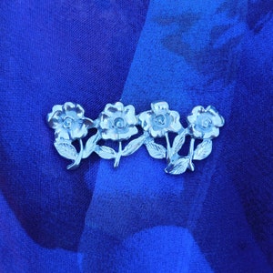 Broche Ne M’Oublie Pas, Rangée de Quatre Fleurs, Fait Main par William Sturt chez les Étains de Jumilhac