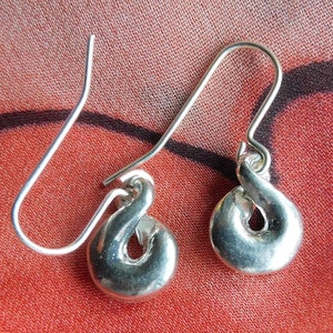 Boucles d&#39;oreilles boucle d’infini, pour les dix ans de mariage, faites main en étain par William Sturt aux Étains de Jumilhac