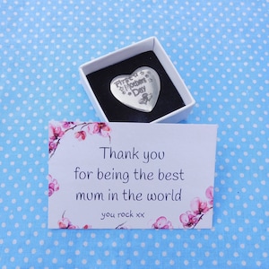 Porte-Bonheur 1st Mothers Day,  Petite Carte "Best Mum in The World", (La Meilleure Maman du Monde"), Fait Main en Etain