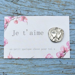 Je t’aime, petite carte de vœux avec porte-bonheur cœur, fabrication artisanale chez Les Étains de Jumilhac