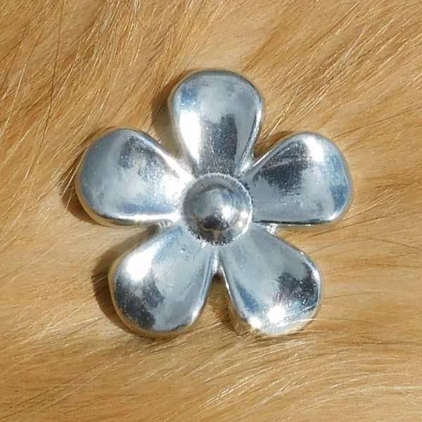 Broche Marguerite, Broche Fleur d'été, Bijoux faits à la main, Bijoux artisanaux, Fabriqué à la main en étain de  par etains de jumilhac