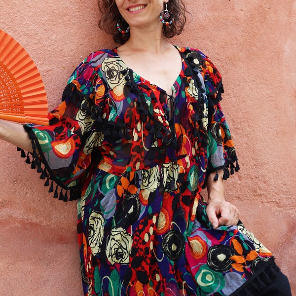 Collection Gypsy Tunique mexicaine résille multicolore et guirlande de tassels encolure ronde fendue avec lien manches mi-longues à volant