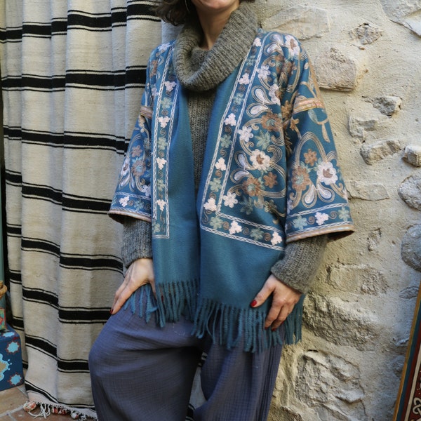 Veste Kimono courte lainage brodée doux et chaud galons velours col châle oversize bleu grisé-beige-écru veste ethnique toutes saisons