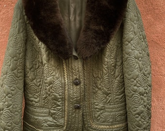 Chaqueta acolchada vintage con cuello de piel sintética, abrigo estilo cottagecore reinventado, chaqueta floral bordada, chaqueta de invierno bohemia, chaqueta única para mujer.