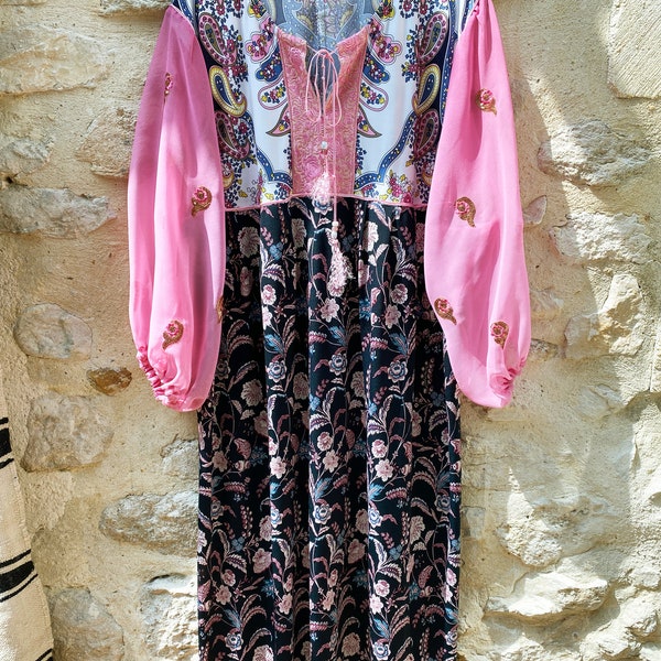 Collection "Bohème" Robe maxi mix jersey-crêpe galon brodé larges manches longues overzise robe ethnique bohème folk marine-rose-blanc