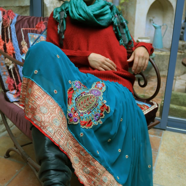 Jupe gypsy, boho, slave, indienne, mousseline avec broderies, soie brocart, mi-longue, bleu canard-rouge-vieil or, 38-40, Création unique