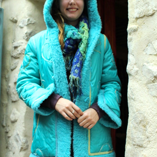 Manteau de pluie à capuche, turquoise-anis, nylon et fausse fourrure, galons, mi-long, OOAK, taille 38, création UNIQUE