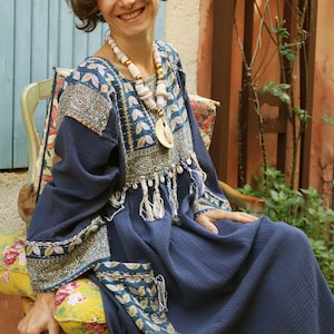 Handgjord Kantha Maxiklänning, Dubbelvävd Bomullsklänning i Etnisk Hantverksstil, Broderade Tofsar och Fickor, Slow Fashion Festivalklänning