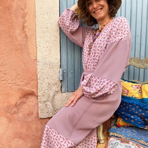 Collezione vintage-retrò Abito lungo in crepe de chine shabby con scollo a V abbottonato e cintura, maniche lunghe a palloncino, foderato con carta assorbente rosa