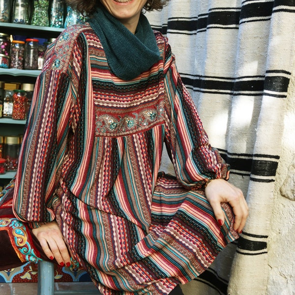 Robe mi-longue jersey aspect tricot empiècement avec galon brodé manches longues robe hiver oversize robe boho-chic folk ethnique
