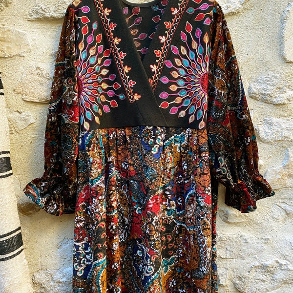 Robe au genou laine brodée et velours dévoré à motif floral multicolore encolure V croisée larges manches longues robe ethnique folk hiver