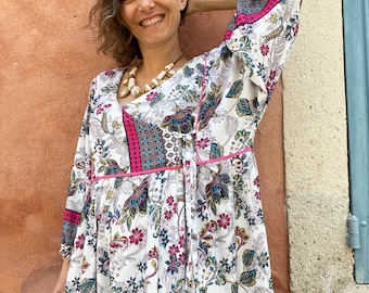 Colección "Boho" Vestido maxi boho-gypsy en viscosa pashmina con escote asimétrico anudado, mangas murciélago anchas y largas y corte oversize.