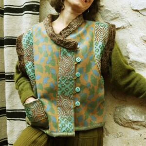 「Boho-folk」コレクション ジャカード サテンの裏地が施されたシルク編みアストラハン ファーの刺繍が施されたカードウール ベスト 38 ～ 48 ロシアまたはオスマン スタイル