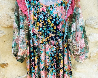 "Boho" collection Tunic in cheerful jersey and lace colors with ruffle and pompom prints, wide long sleeves