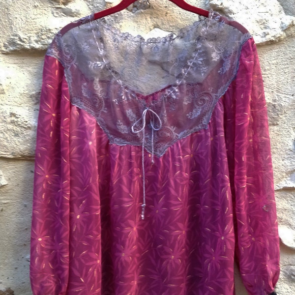 Blouse bohème, Boho-Gypsy, Tissu de sari crêpe fleuri, large encolure froufrouté avec empiècement dentelle, manches longues raglans, 38-42