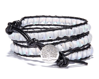 Leuchtendes Kristallperlen-Armband, Leder-Wickelarmband, rundes, mattweißes Perlenarmband, Boho, handgefertigtes langes Wickelarmband