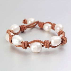 Perlenlederarmband, Süßwasserperlenarmband, einzigartiges Perlenarmband, handgestricktes Armband, Boho, handgefertigter Schmuck