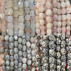 Puede incluir: Cuatro hilos de cuentas de piedras preciosas facetadas en varios colores. Los hilos incluyen cuentas de color gris claro, rosa, gris verdoso y moteadas en blanco y negro. Cada cuenta está ensartada en un alambre plateado.