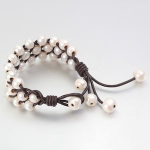 Dreireihiges Perlenarmband, mehrsträngiges Lederwickelarmband, weiße Süßwasserperlen, handgestrickter Armreif, Boho, handgefertigter Schmuck