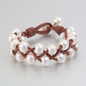 Doppelreihiges Perlenarmband, Leder Wickelarmband, Weiße Süßwasserperle Perlen, Handgestrickter Armreif, Boho, handgemachter Schmuck