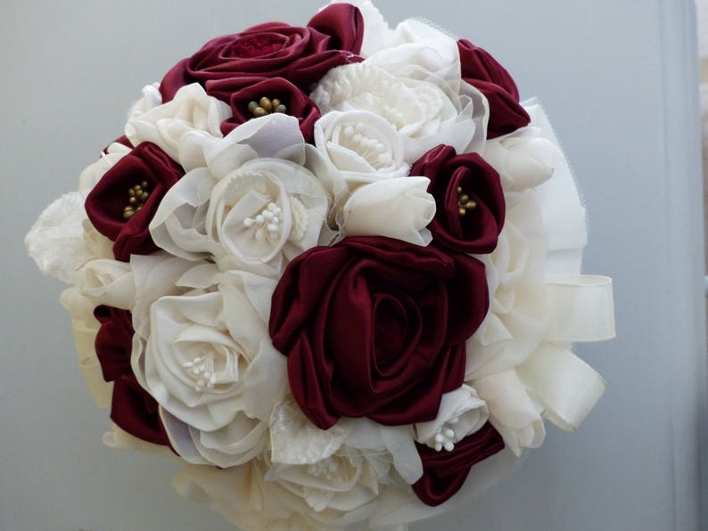 bouquet mariée bordeaux et ivoire fleurs réalisées à la main afbeelding 5