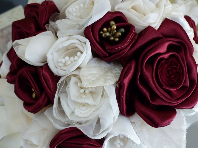 bouquet mariée bordeaux et ivoire fleurs réalisées à la main image 2