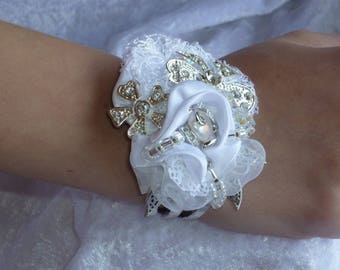 bracelet  manchette  magnifique  de mariée blanc , très travaillé cousu de strass et perles