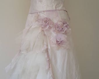 robe de mariée  fée  en soie ivoire, rose ,mauve peinte main ,customisée