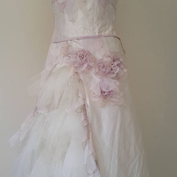 robe de mariée  fée  en soie ivoire, rose ,mauve peinte main ,customisée