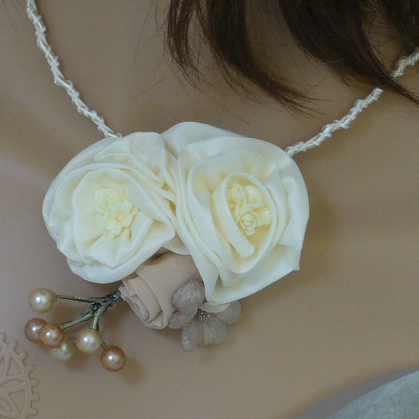 collier mariée fleurs et branche de  baies nacrées