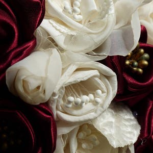 bouquet mariée bordeaux et ivoire fleurs réalisées à la main afbeelding 4