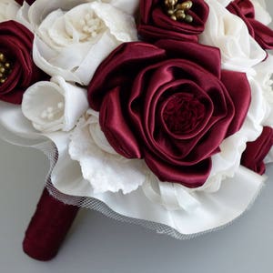 bouquet mariée bordeaux et ivoire fleurs réalisées à la main afbeelding 1