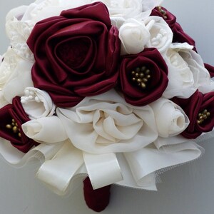 bouquet mariée bordeaux et ivoire fleurs réalisées à la main afbeelding 3