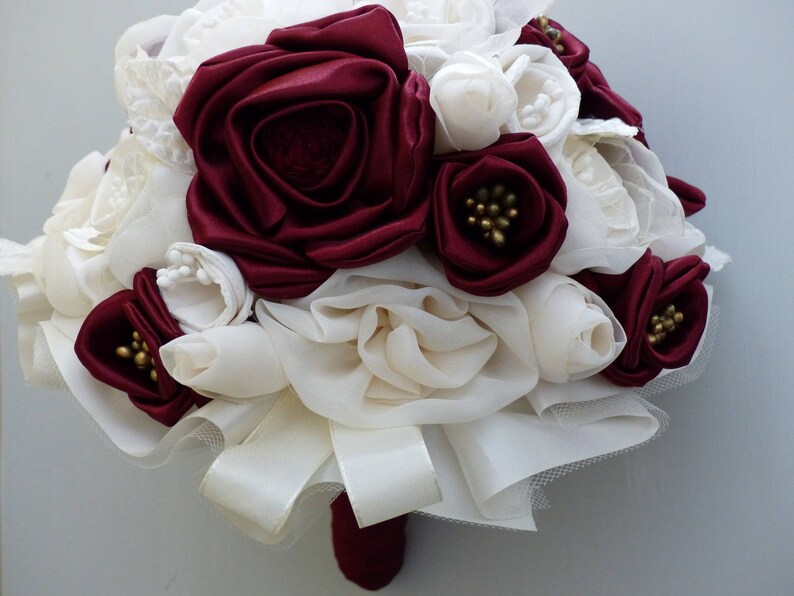 bouquet mariée bordeaux et ivoire fleurs réalisées à la main image 3