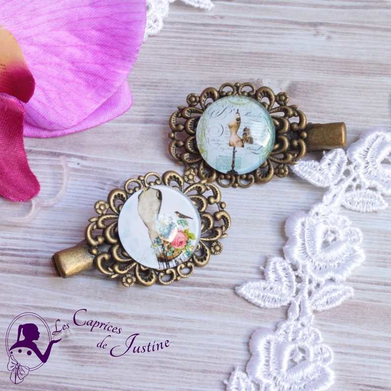 Barrette vintage couture bleu pastel avec bustier sur monture couleur bronze en laiton