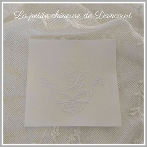 Può includere: Tovagliolo di lino bianco ricamato con un monogramma in lettera corsiva "B" al centro.